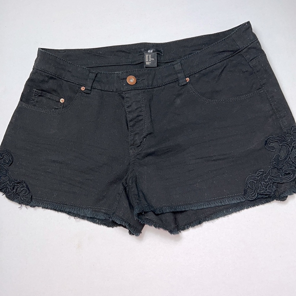H&M Black  Raw Hem Denim Shorts With Side Hem Lace 5 Pockets Belt Loops Size 10
